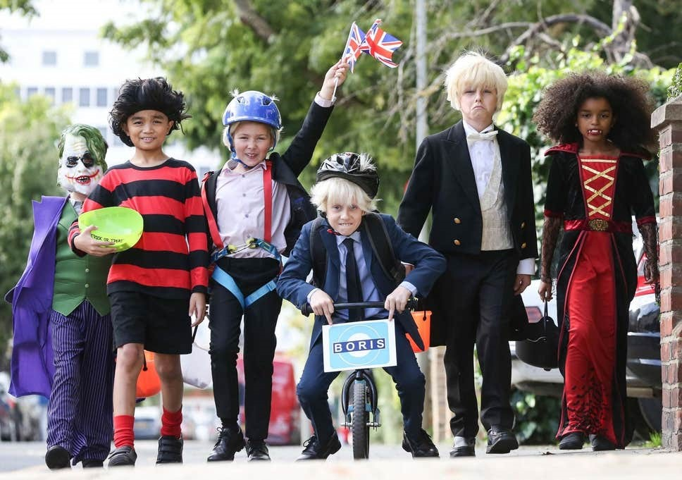 За даними британських ЗМІ, тема Brexit буде використовуватися більш ніж в половині випадків створення маскарадних костюмів на цьогорічний Геловін. Найпопулярніший образ – Борис Джонсон Джерело https://www.independent.co.uk/life-style/fashion/halloween-costumes-children-boris-johnson-brexit-joker-wonder-woman-spider-man-a9173446.html
