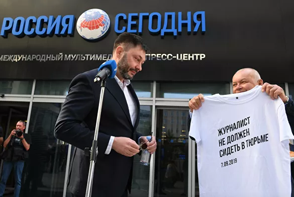 Один пропагандист дарує футболку іншому пропагандисту. Фото РИА «Новости»
