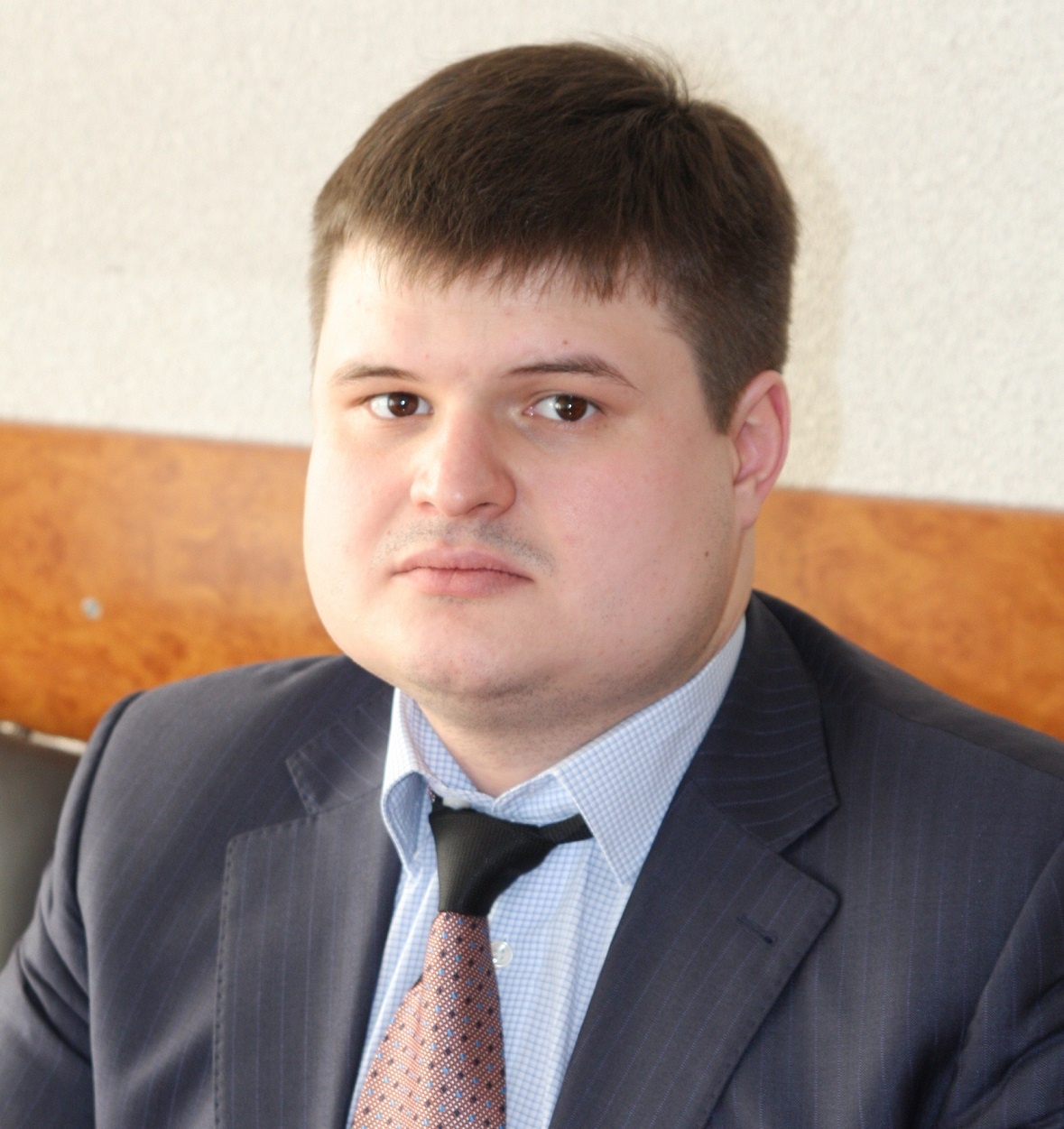 30-летний Александр Привалов занимается в Минсоцполитики вопросами «гуманитарки», к 2013 году молодой специалист работал в прокуратуре Донецкой области