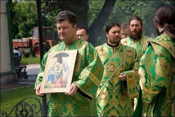 Петро Порошенко в стихарі очолює хресний хід у Свято-Троїцькому Іонівському монастирі. 2009 рік.