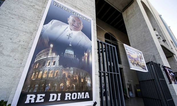 Плакат із зображенням мафіозі Вітторіо Касамонікі, на якому йдеться, що він король Рима, – фасад церкви Дона Боско. 2015 рік.