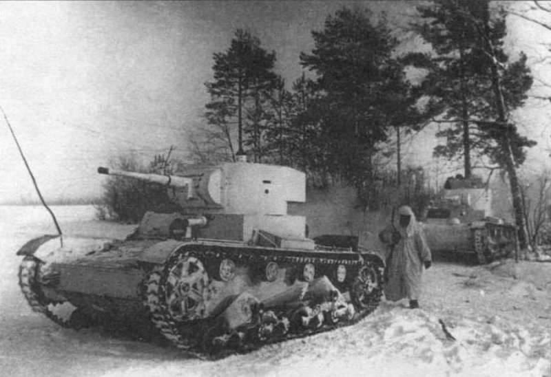 Радянські танки Т-26 виходять на бойові позиції