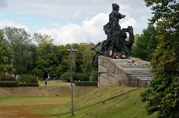 Впорядковувати Бабин Яр почали лише після Куренівської трагедії 1961 року. 1966-го було встановлено перший пам’ятний знак, який через 10 років замінили на цей монумент