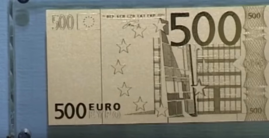 Статуетка у вигляді 500 євро