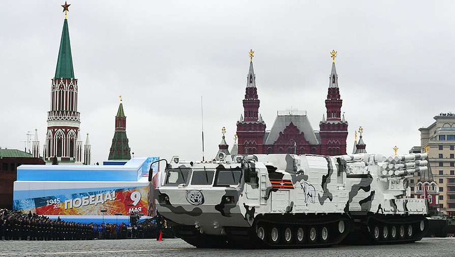 Зенітно-ракетний комплекс «Тор М2» на базі всюдихода ДТ-30 на військовому параді в Москві