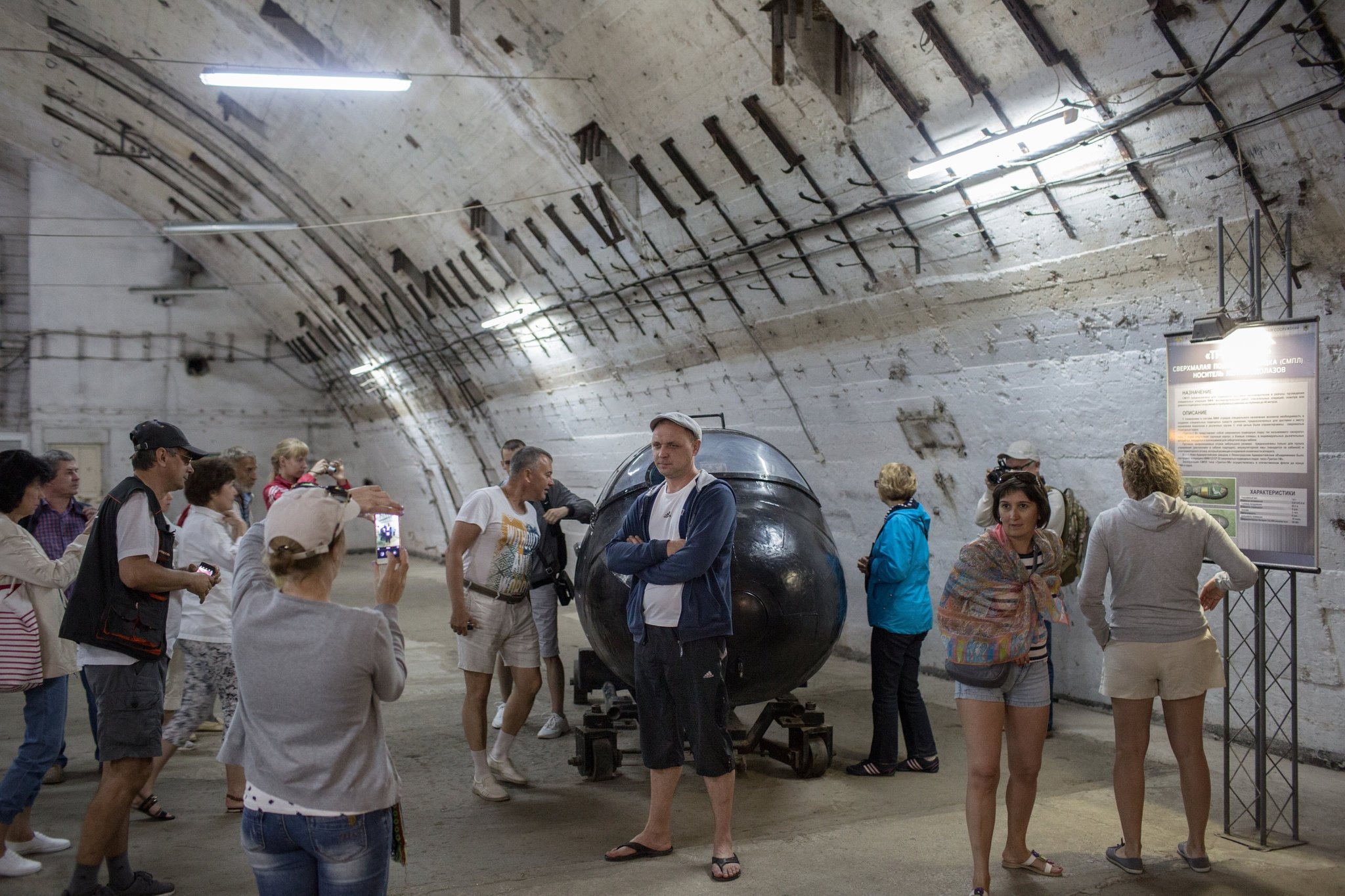 Туристи відвідують радянський підземний комплекс в Балаклавському морському музеї в Севастополі. Їх все ще значно менше, ніж було перед анексією 