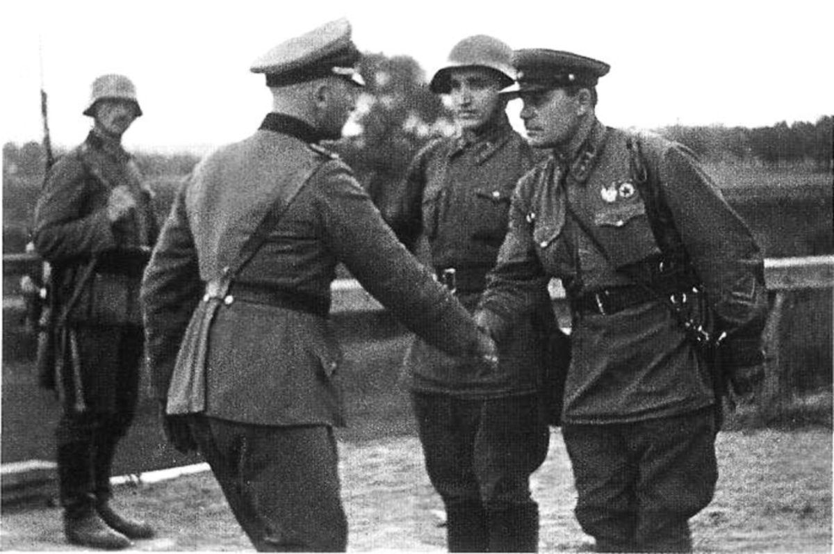 Зустріч радянського та німецького офіцерів. Окупована Польща, 1940 рік