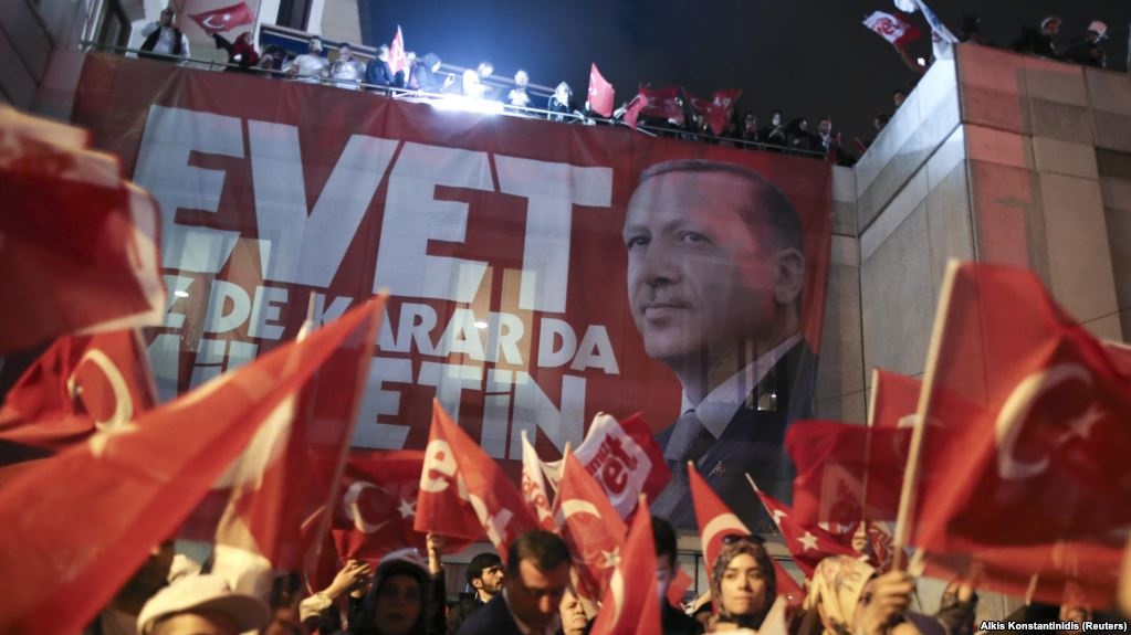 Прихильники Реджепа Ердогана святкують перемогу