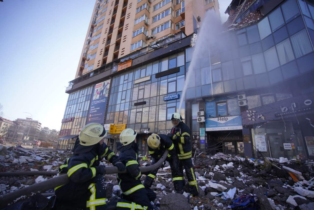 Рятувальники загасили пожежу в будинку, куди влучила ракета / Фото ДСНС