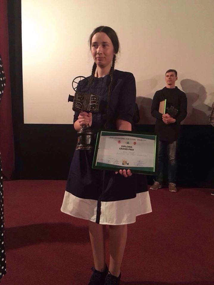 Гран-прі отримує, аби передати режисеркам, Оксана Артеменко, кінофестивальний дистриб'ютор