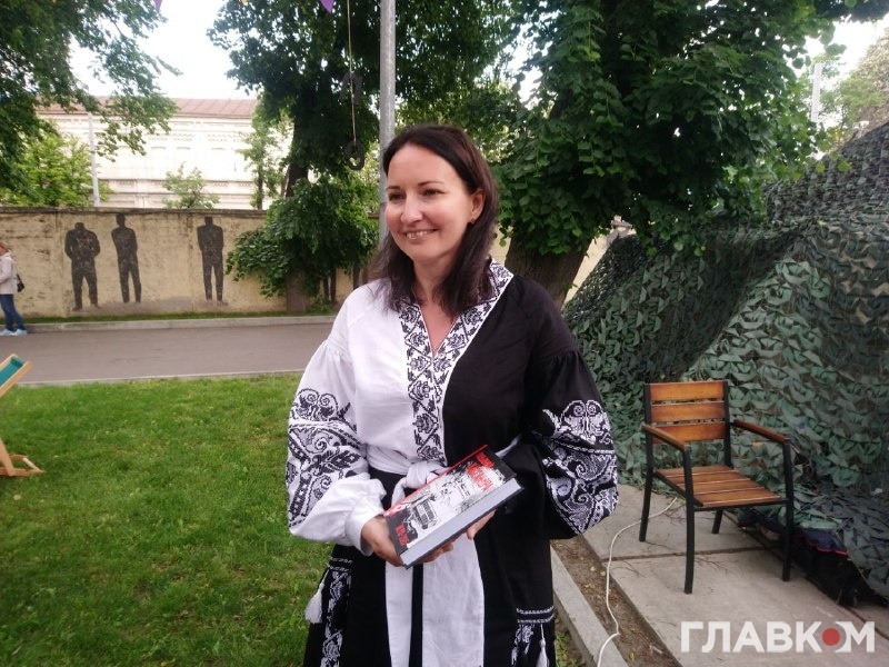 Оксана Чорна зі своєю книгою «Позивний Кассандра. Літо-2015»