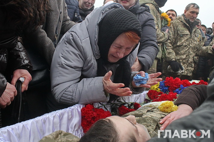 Прощання з загиблими під Авдіївкою. Майдан у квітах і сльозах (Фоторепортаж)