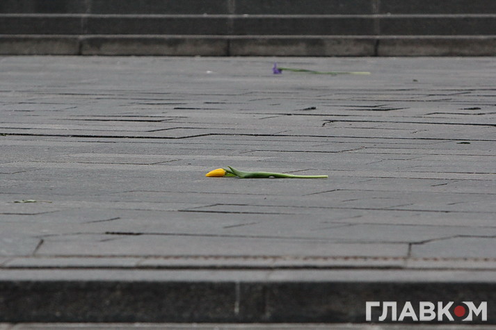 Прощання з загиблими під Авдіївкою. Майдан у квітах і сльозах (Фоторепортаж)