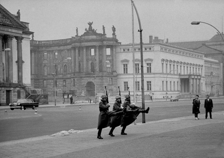 Джон Кеннеди, Бриджит Барто и советские танки в Праге глазами фотографа журнала Life