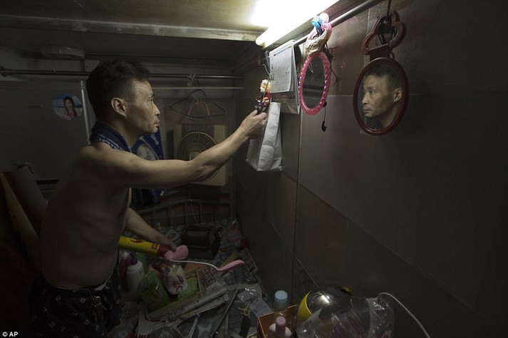 Дім завбільшки з труну. Як люди в Гонконзі живуть у крихітних норах