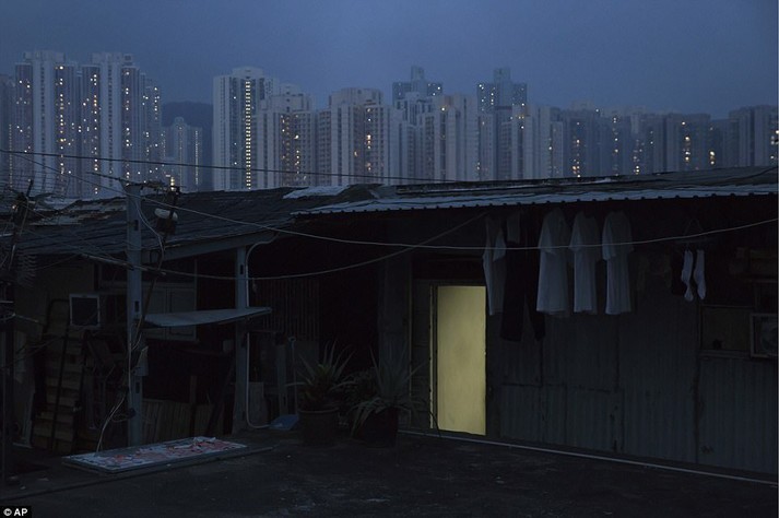 Дім завбільшки з труну. Як люди в Гонконзі живуть у крихітних норах