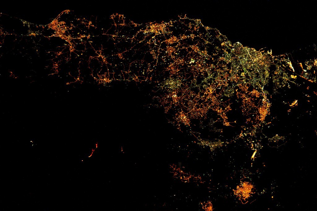 Извержение Этны (раскалённая лава в левой части фотографии).<br /> <br /> 
