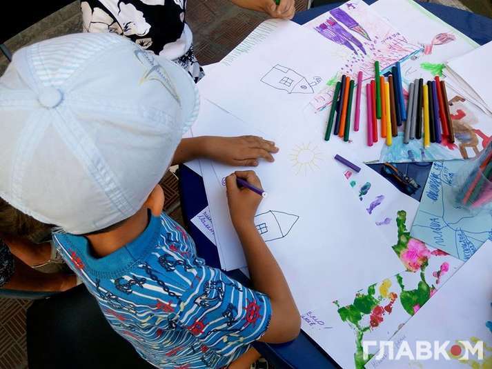 У Києві на Позняках відбувається акція «Дитячий малюнок для бійців АТО»