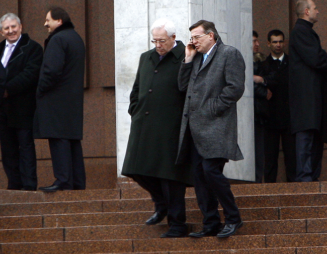Внешнеполитическая команда Януковича: Анатолий Орел и Леонид Кожара, наверное, обсуждают внеблоковый статус Украины