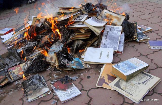 Русские нацисты в Крыму сожгли книги об истории Украины