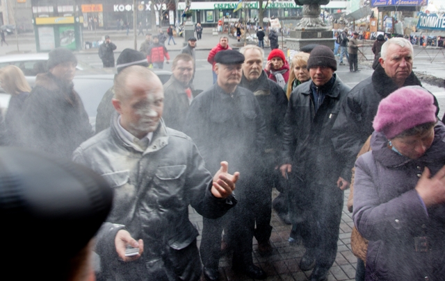 Работники завода «Уманьхлеб» на Майдане осыпали Полякова мукой