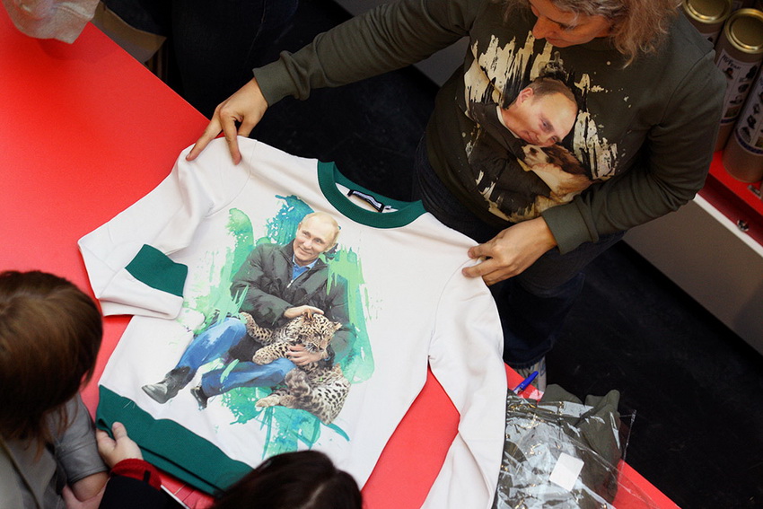 В ГУМе тем временем начались продажи толстовок с изображением Путина. Здесь президент не с лошадью, а с леопардом. Или гепардом? (Фотография: Артем Сизов/«Газета.Ru»)