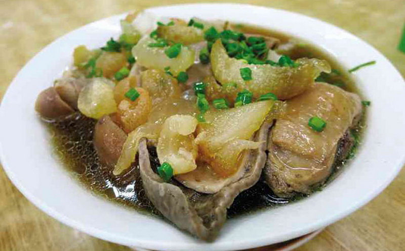 Суп #5. В бульон для приготовления супа кладут пенис и яички быка, известные ингредиенты всех блюд, которые считаются афродизиаками. Гениталии быка опускают в кипящую воду, добавляют овощи и специи. Этот суп популярен в Юго-Восточной Азии. Кстати, в китайских ресторанах он так и называется - суп №5.