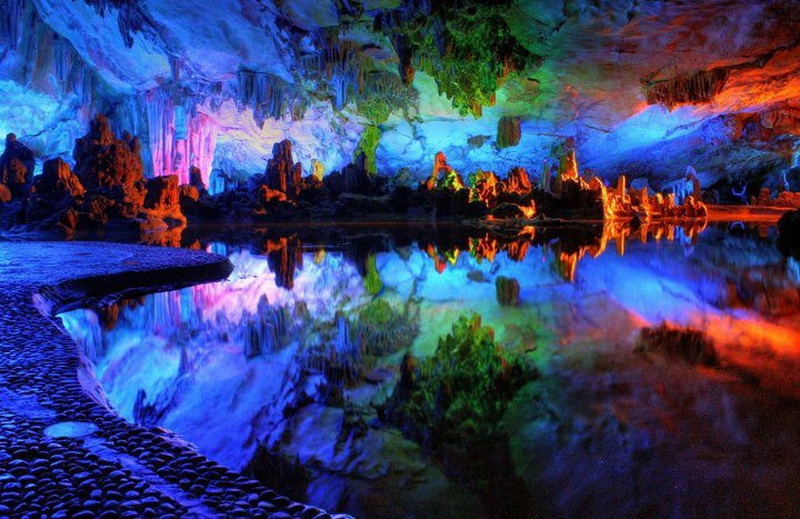 Пещера Камышовой флейты, уходящая вглубь на 240 метров. Китай, город Гуйлин