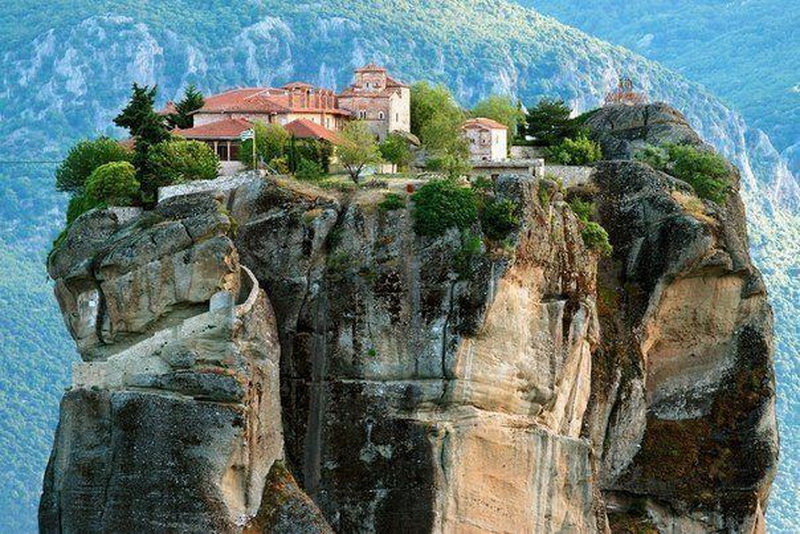 Метеора - монашеский центр на вершинах скал в Греции