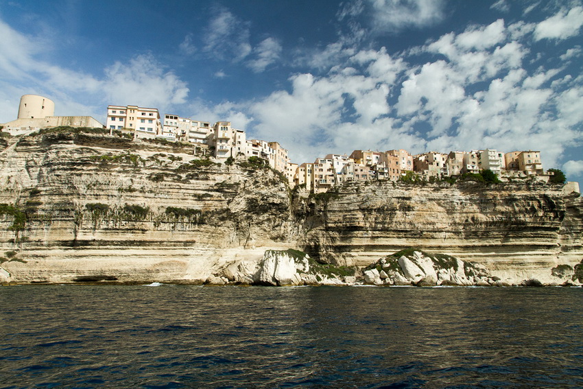 Франция. Город Бонифачо. Поселение расположено на крутой известковой скале острова Корсика. (Thomas ZUMBIEHL)