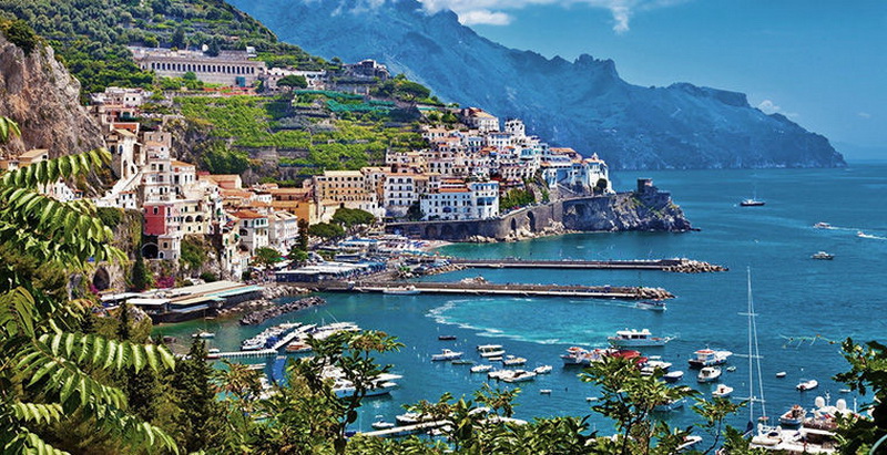 Да, очарование Амальфи мало с чем сравнится: чудный город в окружении живописных скал (не говоря уже о пасте, пасте и еще раз пасте). Но это не единственное, чем примечательна местность. Если вы хотите побывать в менее туристических местах Италии, отправляйтесь на Липарские острова (находятся под охраной ЮНЕСКО) — архипелаг из семи маленьких островов с великолепными гостевыми домиками из терракоты, сладким вином из винограда мальвазия и километрами пустынных пляжей. Температура мягких вод Средиземного моря практически не опускается ниже 15 °С: здесь можно плавать даже в декабре.