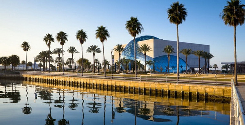 Конечно, в «солнечном штате» немало более модных мест, чем Санкт-Петербург. Но этот город на берегу Мексиканского залива имеет статус самого культурного во всей Флориде благодаря открывшемуся в 2011 году музею Сальвадора Дали. Он хранит одно из лучших мировых собраний работ сюрреалиста и является крупнейшей постоянной экспозицией живописи художника за пределами Европы. Что касается жилья, остановиться можно в Postcard Inn, необычном отеле на побережье с налетом серф-культуры 1960-х. Да и вообще, интересно же побывать в городе с тем же названием, но на другом конце света.