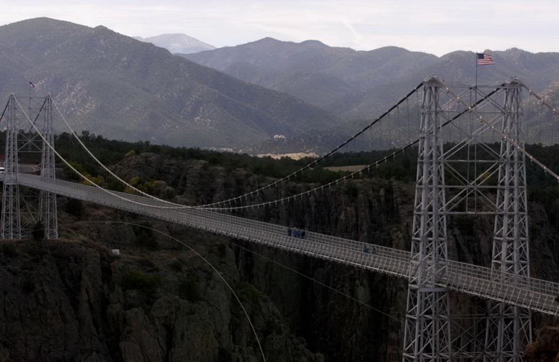 Royal Gorge Bridge � ���. ����������� � 1929 ����, 385-�������� ���� ��� ����� ��������, � ����� ��������, �������� ����� �� ����� ���������� ���������������������� �������. Royal Gorge Bridge, ������� 305 ������, ��� ����� ������� ������ � ���� 1929 �� 2001 ���. (����: David Zalubowski/AP Photo).