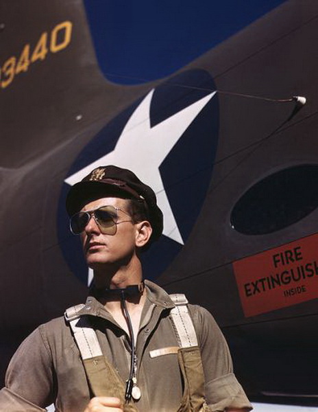 Ray-Ban Aviator.  Пожалуй, самые узнаваемые и популярные в мире солнцезащитные очки сначала были доступны только военным летчикам. Фирма Bausch & Lomb разработала эту модель по заказу командования Авиационного корпуса армии США. Оно просило придумать особые очки для большой высоты, которые защищали бы глаза пилотов от яркого света и помогали уменьшить головную боль и тошноту. Самые первые «авиаторы» 1936 года были с зелеными антибликовыми линзами, не затемнявшими обзор.
