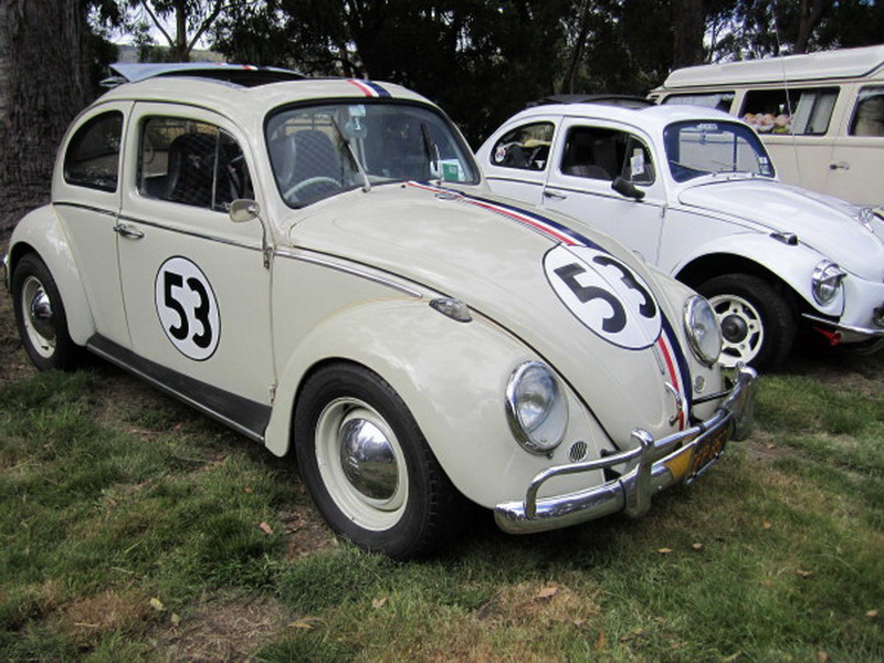  Volkswagen Beetle.  И снова фашистская Германия. Конструктор автомобилей и бронетанковой техники Фердинанд Порше создал «Фольксфаген Жук» в ответ на требование Адольфа Гитлера сделать крепкий и надежный, но бюджетный «народный автомобиль» (буквально это и есть «volkswagen»). Он должен был вмещать стандартную семью (двое родителей, двое детей), развивать скорость до 100 км/ч и расходовать не больше 7 литров горючего на 100 км. И главное, цена машины должна была быть доступна средней немецкой семье.  С 1938 года, когда был выпущен первый «Жук», он стал самым массовым автомобилем в истории, который производился без изменений базовой конструкции. В том числе для солдат вермахта.