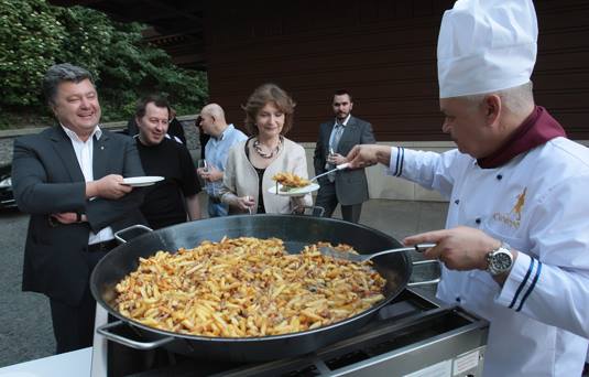 Путинский пропагандист Киселев угощал Порошенко жареной картошкой (ФОТО)