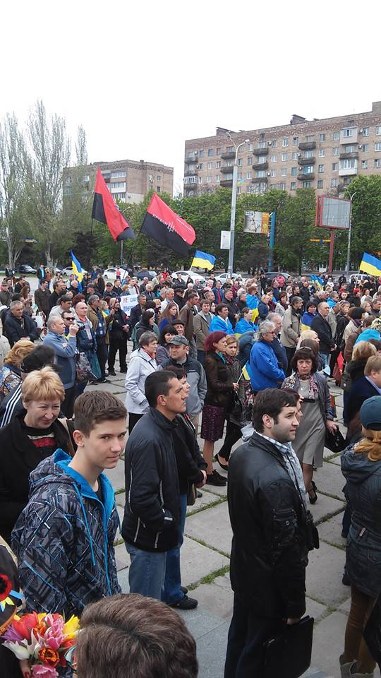 Жители Мариуполя митингуют на площади «Поваленного Ленина» (фото)