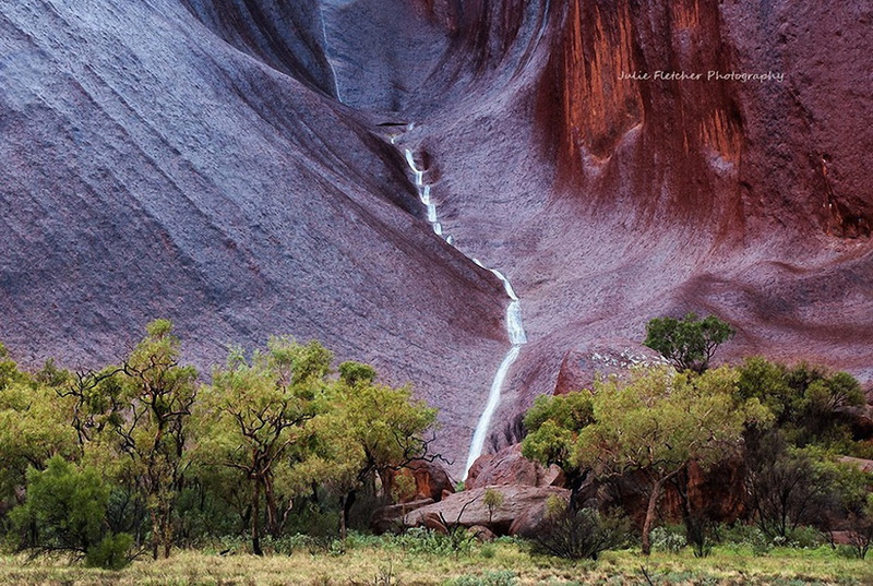 Одна из главных достопримечательностей Австралии — необыкновенного цвета скала Улуру, которая сформировалась около 680 миллионов лет назад. Скала состоит из красного песчаника и меняет свой цвет в зависимости от времени суток. (Фото: Julie Fletcher).