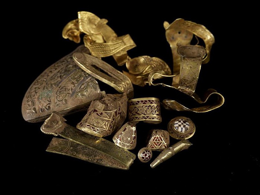 Клад, найденный в графстве Стаффордшир Самый крупный клад, найденный в Англии, обнаружили в 2009 году. Нашел сокровище кладоискатель-любитель Терри Герберт. Почти все изделия датируются VII веком нашей эры. Клад состоит из серебряных и золотых предметов, их общий вес равен 7,5 кг, а количество достигает 1500 штук. Это оружие, посуда, а также украшения.