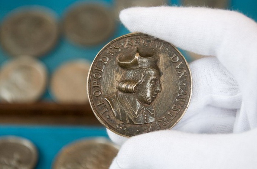 В государственной библиотеке городка Пассау уборщица Тани Хельс в 2011 году случайно обнаружила редкие монеты. Свою находку Тани отнесла руководству. Клад оценивается в несколько миллионов евро. В этом тайнике находились очень редкие византийские, греческие, римские монеты. Считается, что эта коллекция была скрыта от властей в 1803 году, по той причине, что власти забирали монастырские монеты и книги на нужды правительства.