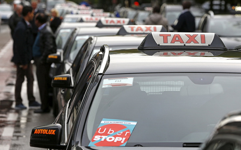 Водители такси со всей Европы протестуют против сервиса Uber в центре Брюсселя, Бельгия, 16 сентября 2015 года. 