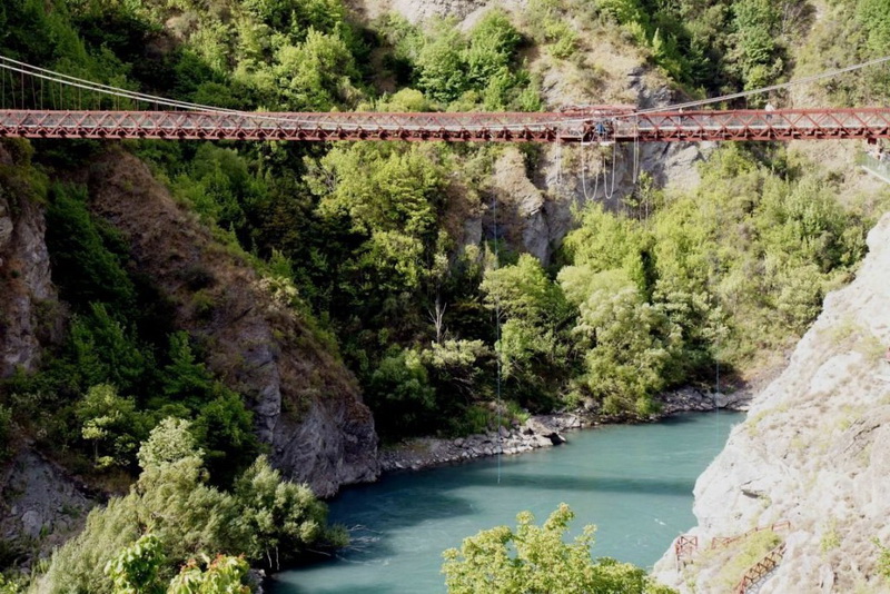 Подвесной мост горловины Каварау — Новая Зеландия.  Мост Каварау известен как место для любителей банджо джампинга. Под мостом, который расположен на высоте 43 метра, грохочет бурная горная река. Кроме того мост очень узкий, так что будьте очень осторожны.