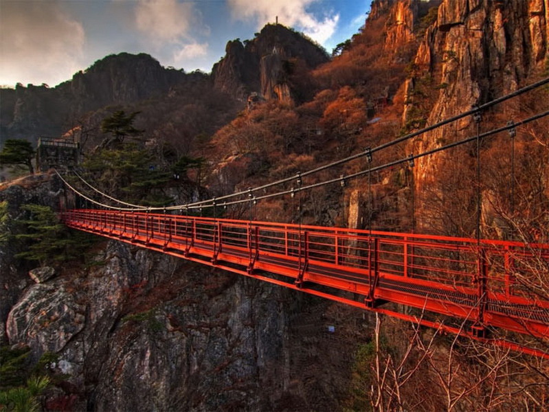 Подвесной мост Даедунсан — Южная Корея.  Мост расположен на глубочайшей пропастью в горах Даедунсан. Кроме того, что пройти по самому мосту — леденящее кровь в жилах занятие, дорога к нему тоже таит в себе большое количество опасностей.
