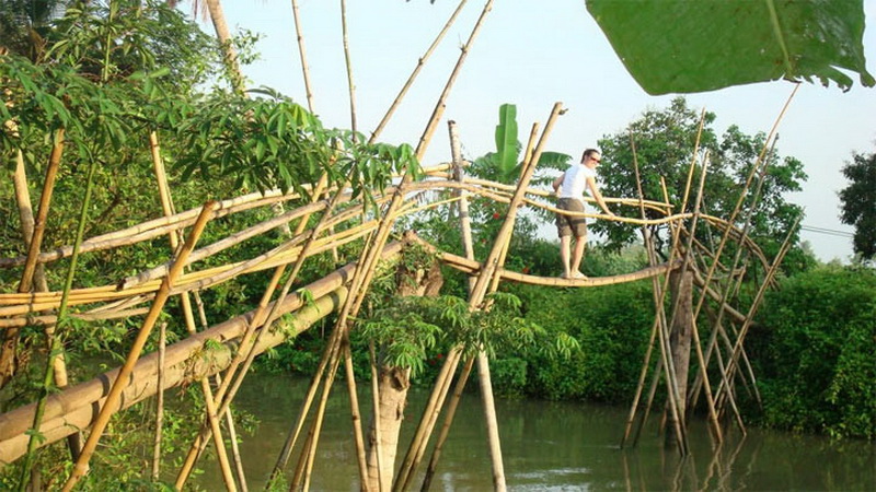 Обезьяньи мосты — Вьетнам.  Такое название неслучайно. Во Вьетнаме много таких мостов — выглядят они очень нестабильными, кроме того его «проезжая часть» представляет собой единственное бревно из бамбука, на которой, кажется, смогла бы удержаться только обезьяна.