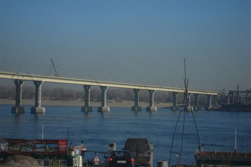 Мост в Волгограде — Россия.  Этот мост прославился тем, что сразу после постройки, он начал заметно качаться во время ветра. Зрелище настолько страшное, что многие предпочитают при любой возможности не пересекать Волгу по этому мосту