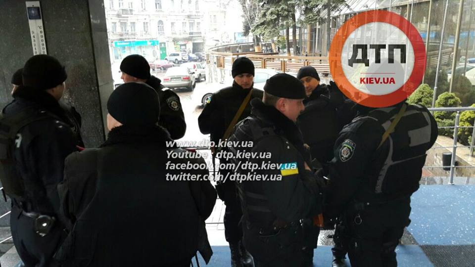 В Киеве полиция окружила гостиницу Лыбидь - фото