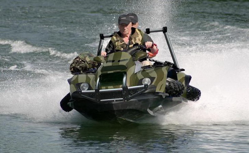 Гидроквадроцикл Gibbs Quadski. Дерзкий проект британской компании GIBBS. Первый в мире гидроквадроцикл! Двигатель: BMW K1300, 4-х цилиндровый, 16-ти клапанный. Скорость - 75 км/ч на воде и на суше.