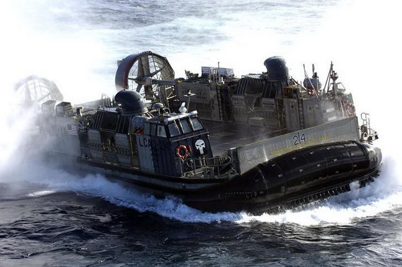 LCAC на воздушной подушке. Катер на воздушной подушке (Landing Craft Air Cushion, LCAC) является высокоскоростным средством высадки десанта с больших десантных кораблей-доков. Он способен перевозить около 68-ми тонн полезной нагрузки (до 75 тонн в перегруженном состоянии). LCAC прошел успешный боевой опыт в Сомали, Бангладеш, Либерии, Гаити и Кувейте. Он также оказал неоценимую помощь во время ликвидации последствий стихийных бедствий, включая цунами и ураганы.