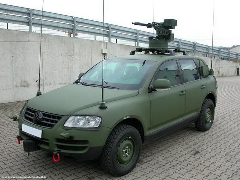 VW Toureg military version. Военный Volkswagen TOUAREG military отличается от обычной версии VW TOUAREG отсутствием хромированных деталей в отделке, матовой зеленой или камуфляжной раскраской, под капотом «защитника» располагается турбодизельный мотор V10TDI, специально дефорсированный до 280л.с. и подготовленный для работы в горных условиях.