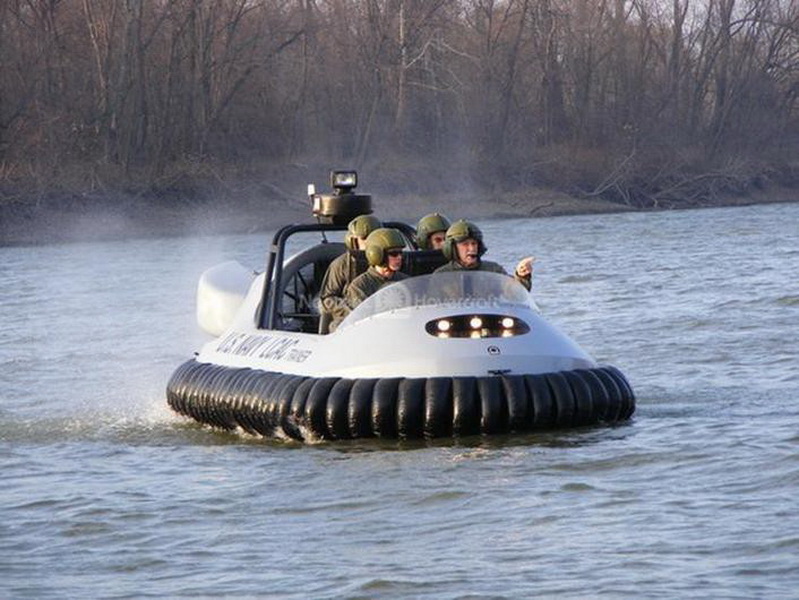 Катер на воздушной подушке Neoteric Hovertrek. Серийно выпускается американской фирмой Neoteric Hovercraft с 2000 года. Имеет несколько модификаций. Универсальная 4-х местная модель.